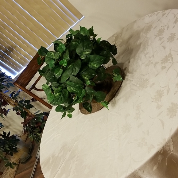 Satin Brocade Tablecloth - Picture 9 of 10